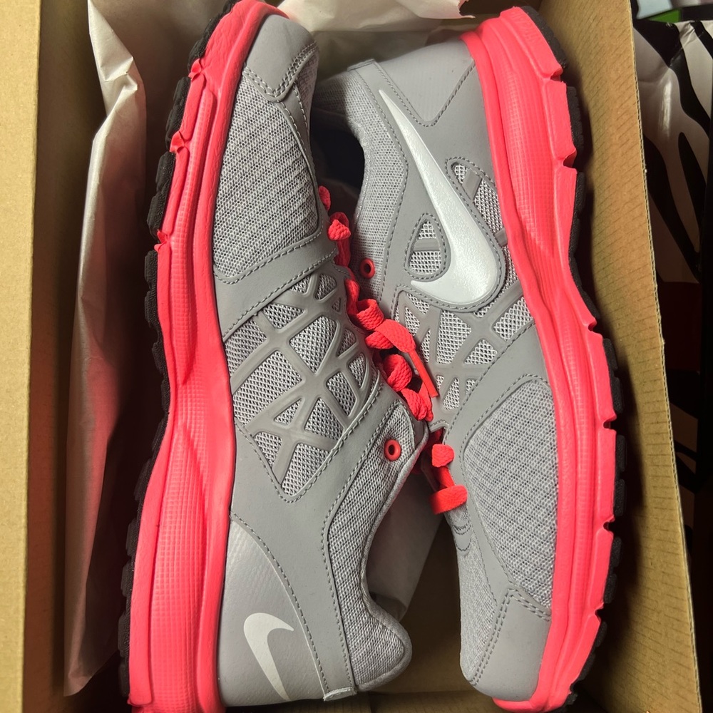 Women’s Nike shoes size 10 new